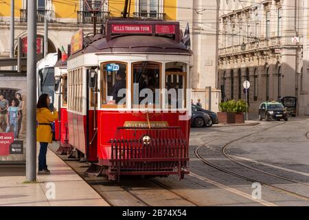 Lisbonne, Portugal - 2 mars 2020: Tramway rouge à Praca do Comercio Banque D'Images