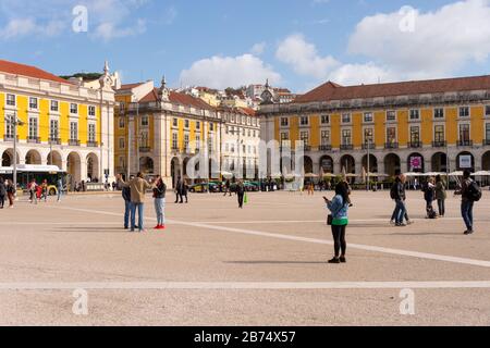 Lisbonne, Portugal - 2 mars 2020: Les touristes à la Praca do Comercio Banque D'Images