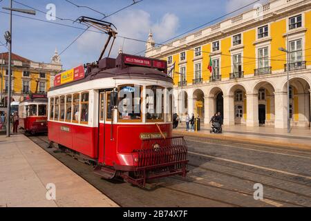 Lisbonne, Portugal - 2 mars 2020: Trams rouges au Praca do Comercio Banque D'Images