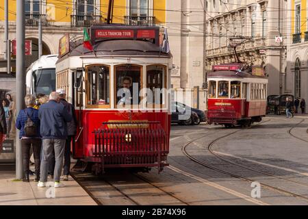 Lisbonne, Portugal - 2 mars 2020: Deux trams rouges au Praca do Comercio Banque D'Images