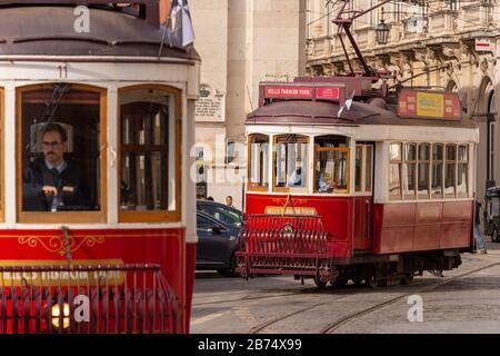 Lisbonne, Portugal - 2 mars 2020: Deux trams rouges au Praca do Comercio Banque D'Images