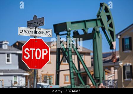 Puits d'huile et citrouilles près de l'aménagement du logement dans la ville de signal Hill. Une fois une zone de production massive de pétrole, les puits de pétrole sont encore mélangés dans son r maintenant Banque D'Images