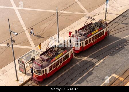 Lisbonne, Portugal - 2 mars 2020: Trams rouges et jaunes au Praca do Comercio comme vu d'en haut Banque D'Images