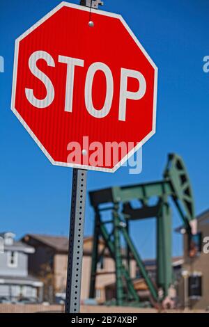 Puits d'huile et citrouilles près de l'aménagement du logement dans la ville de signal Hill. Une fois une zone de production massive de pétrole, les puits de pétrole sont encore mélangés dans son r maintenant Banque D'Images