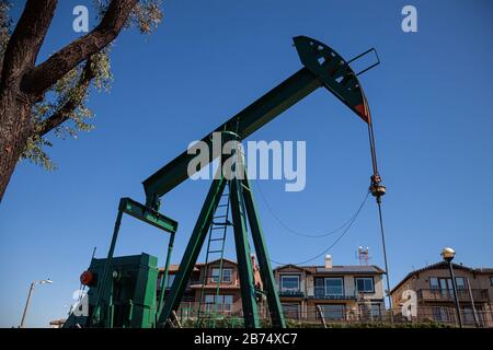 Puits d'huile et citrouilles près de l'aménagement du logement dans la ville de signal Hill. Une fois une zone de production massive de pétrole, les puits de pétrole sont encore mélangés dans son r maintenant Banque D'Images