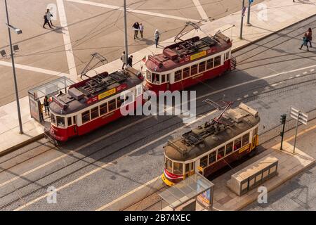 Lisbonne, Portugal - 2 mars 2020: Trams rouges et jaunes au Praca do Comercio comme vu d'en haut Banque D'Images