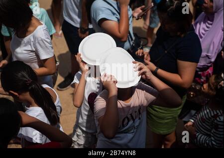 26.12.2019, Singapour, République de Singapour, Asie - les gens se réunissent à l'amphithéâtre de Kebun Baru Springs, Ang Mo Kio pour regarder l'éclipse solaire annulaire. [traduction automatique] Banque D'Images