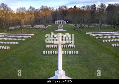 Vue sur le cimetière militaire britannique situé sur la Heerstraße de Berlin avec plus de trois mille morts et demi des pays du Commonwealth, y compris des membres de l'armée de l'air tués dans la bataille aérienne sur Berlin. Le Grove of Honor a été créé en 1955-57 par la Commission Commenforest War Graves selon les plans de l'architecte Philipp Dalton Hepworth. [traduction automatique] Banque D'Images