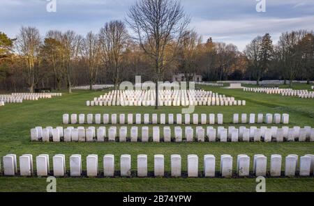 Vue sur le cimetière militaire britannique situé sur la Heerstraße de Berlin avec plus de trois mille morts et demi des pays du Commonwealth, y compris des membres de l'armée de l'air tués dans la bataille aérienne sur Berlin. Le Grove of Honor a été créé en 1955-57 par la Commission Commenforest War Graves selon les plans de l'architecte Philipp Dalton Hepworth. [traduction automatique] Banque D'Images