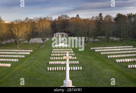 Vue sur le cimetière militaire britannique situé sur la Heerstraße de Berlin avec plus de trois mille morts et demi des pays du Commonwealth, y compris des membres de l'armée de l'air tués dans la bataille aérienne sur Berlin. Le Grove of Honor a été créé en 1955-57 par la Commission Commenforest War Graves selon les plans de l'architecte Philipp Dalton Hepworth. [traduction automatique] Banque D'Images