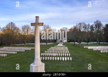 Vue sur le cimetière militaire britannique situé sur la Heerstraße de Berlin avec plus de trois mille morts et demi des pays du Commonwealth, y compris des membres de l'armée de l'air tués dans la bataille aérienne sur Berlin. Le Grove of Honor a été créé en 1955-57 par la Commission Commenforest War Graves selon les plans de l'architecte Philipp Dalton Hepworth. [traduction automatique] Banque D'Images