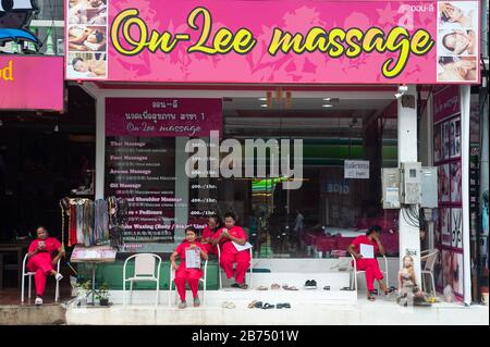 15.11.2019, Phuket, Thaïlande, Asie - les masseuses attendent les clients devant un salon de massage à Karon, une destination populaire pour les touristes russes. [traduction automatique] Banque D'Images