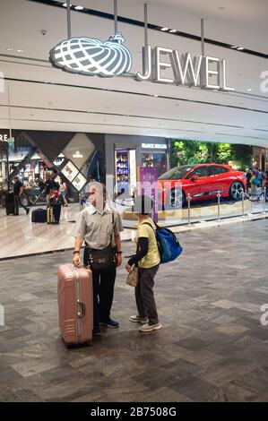 06.12.2019, Singapour, République de Singapour, Asie - deux passagers sont debout avec leurs bagages dans le nouveau terminal Jewel de l'aéroport de Changi. [traduction automatique] Banque D'Images