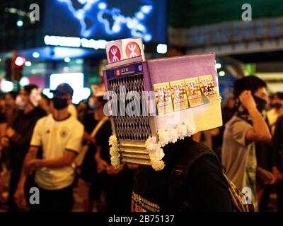 Un homme porte un costum d'Halloween représentant le poste de MTR Prince Edward que certains manifestants ont manqué après avoir été manipulés par la police. La police bloque le lieu De Lan Kwai Fong, un lieu historique pour célébrer Halloween. Hongkongers est devenu furieux et la police a utilisé des gaz lacrymogènes pour les disperser. Banque D'Images