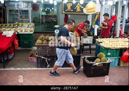 24.02.2019, Singapour, République de Singapour, Asie - un stand pour le durian frais dans un marché de rue à Chinatown. [traduction automatique] Banque D'Images