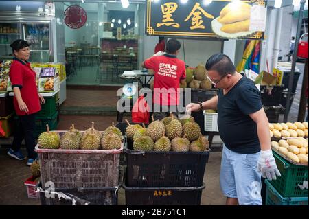 24.02.2019, Singapour, République de Singapour, Asie - un stand pour le durian frais dans un marché de rue à Chinatown. [traduction automatique] Banque D'Images