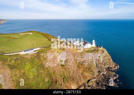 Phare de Blackhead et sentier côtier près de Carrickfergus et Belfast sur une falaise abrupte sur la côte Atlantique à l'entrée du rire de Belfast à Co Banque D'Images