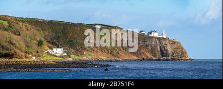 Phare de Blackhead dans le village de Whitehead près de Carrickfergus et Belfast sur une falaise abrupte sur la côte Atlantique dans le comté d'Antrim, Irlande du Nord, Royaume-Uni Banque D'Images