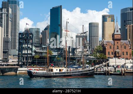 25.09.2019, Sydney, Nouvelle-Galles du Sud, Australie - vue panoramique sur Campbells Cove jusqu'à l'horizon du quartier des affaires avec port shore et voilier. [traduction automatique] Banque D'Images