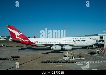 28.09.2019, Sydney, Nouvelle-Galles du Sud, Australie - un Boeing 747-400 de Qantas est stationné à la porte de l'aéroport international de Kingsford Smith. Qantas est membre de l'Alliance one World Airline. [traduction automatique] Banque D'Images