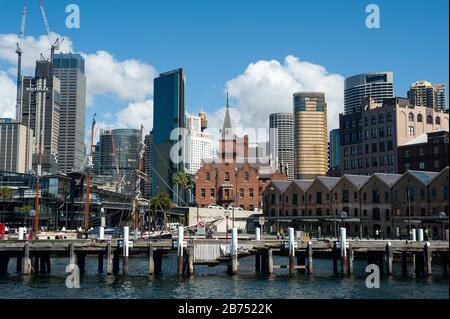 25.09.2019, Sydney, Nouvelle-Galles du Sud, Australie - vue sur Campbells Cove jusqu'aux gratte-ciel du quartier des affaires et du quartier The Rocks. [traduction automatique] Banque D'Images