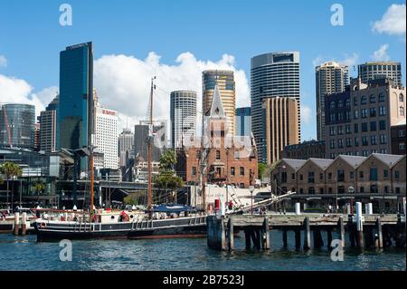 25.09.2019, Sydney, Nouvelle-Galles du Sud, Australie - vue panoramique sur Campbells Cove jusqu'à l'horizon du quartier des affaires avec port shore et voilier. [traduction automatique] Banque D'Images
