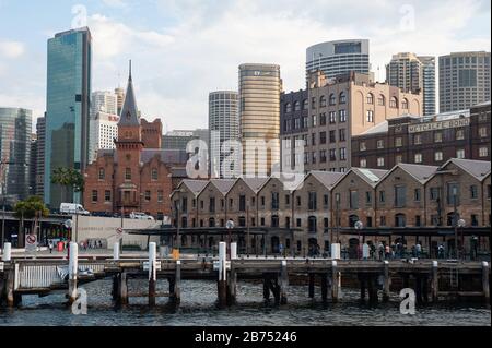 21.09.2019, Sydney, Nouvelle-Galles du Sud, Australie - vue sur Campbells Cove jusqu'aux gratte-ciel du quartier des affaires et du quartier The Rocks. [traduction automatique] Banque D'Images