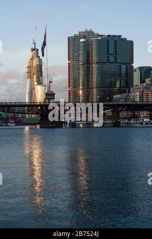 25.09.2019, Sydney, Nouvelle-Galles du Sud, Australie - de nouveaux gratte-ciel avec le projet Crown Sydney encore en construction et les tours internationales de Barangaroo South à Darling Harbour. [traduction automatique] Banque D'Images