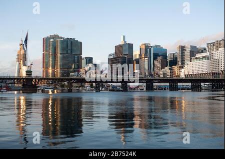 25.09.2019, Sydney, Nouvelle-Galles du Sud, Australie - vue sur Darling Harbour avec le pont Pyrmont et les gratte-ciel du quartier des affaires de Barangaroo. [traduction automatique] Banque D'Images