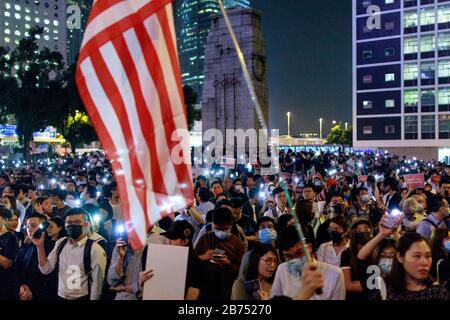 Des milliers de personnes se rallient pour la deuxième fois aux législateurs américains pour adopter une législation qui soutient le mouvement démocratique de Hong Kong. Banque D'Images