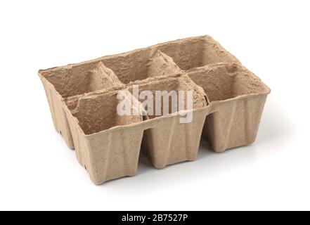 Pots de semis de tourbe de pâte de papier biodégradable isolés sur blanc Banque D'Images