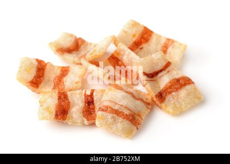 Chips aromatisées au bacon fumé isolées sur blanc Banque D'Images