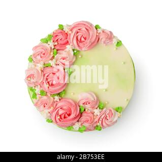 Vue sur le dessus du gâteau à la crème décoré de roses roses isolées sur le blanc Banque D'Images