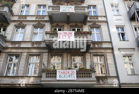 Manifestation de l'initiative locataire Tabor20 dans le quartier de Berlin Kreuzberg. La maison de Taborstrasse 20 a été vendue à des spéculateurs immobiliers. Les locataires exigent que le bureau de district de Berlin exerce son droit de premier refus afin de maintenir le Millieuschutz et d'assurer des loyers stables à long terme. [traduction automatique] Banque D'Images