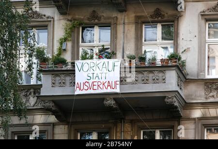 Manifestation de l'initiative des locataires Tabor20 dans le quartier de Berlin Kreuzberg. La maison de Taborstrasse 20 a été vendue à des spéculateurs immobiliers. Les locataires exigent que le bureau de district de Berlin exerce son droit de premier refus afin de maintenir le Millieuschutz et d'assurer des loyers stables à long terme. [traduction automatique] Banque D'Images