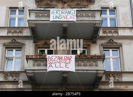 Manifestation de l'initiative des locataires Tabor20 dans le quartier de Berlin Kreuzberg. La maison de Taborstrasse 20 a été vendue à des spéculateurs immobiliers. Les locataires exigent que le bureau de district de Berlin exerce son droit de premier refus afin de maintenir le Millieuschutz et d'assurer des loyers stables à long terme. [traduction automatique] Banque D'Images