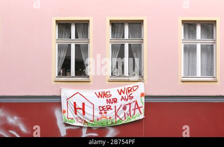 Protestation de l'initiative des locataires Holtei19 dans le quartier de Berlin de Friedrichshain. Les locataires exigent que le bureau de district de Berlin exerce son droit de premier refus afin de maintenir le Millieuschutz et d'assurer des loyers stables à long terme. [traduction automatique] Banque D'Images