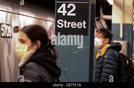 New York, Manhattan, États-Unis. 13 mars 2020. Les navires de métro de New York ont chuté de près d'un million de tours par jour, alors que l'épidémie de coronavirus se transforme en une pandémie mondiale, ont annoncé jeudi les responsables de l'MTA. Le métro de mercredi a fourni 18,5 % de moins que la date comparable en mars 2019. Le système a géré 5,39 millions de staphangers par jour de semaine en mars dernier, ce qui signifie que cette baisse de weekÃs marque une baisse d'environ 996,000 riders.03/123/20. Gare New York Manhattan Grand Centre. Marcus Santos Crédit: Marcus Santos/Zuma Wire/Alay Live News Banque D'Images