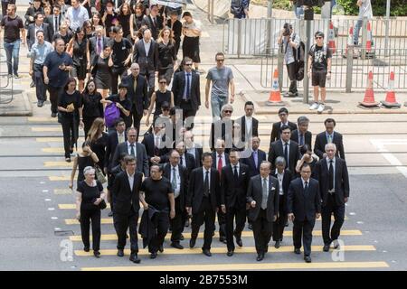 Des centaines de professionnels du droit se sont rendu au ministère de la Justice lors d'une marche à Hong Kong, en Chine, le 7 août 2019. Des centaines de professionnels du droit ont tenu une marche silencieuse de la Cour d'appel finale de Hong Kong au ministère de la Justice pour demander au Secrétaire à la Justice, Mme Teresa Cheng, pour mettre fin aux poursuites politiques et pour que le gouvernement forme une commission d'enquête indépendante pour enquêter sur les événements survenus pendant deux mois de protestations contre l'extradition. Banque D'Images