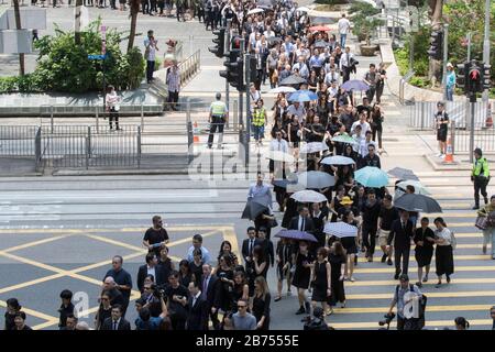 Des centaines de professionnels du droit se sont rendu au ministère de la Justice lors d'une marche à Hong Kong, en Chine, le 7 août 2019. Des centaines de professionnels du droit ont tenu une marche silencieuse de la Cour d'appel finale de Hong Kong au ministère de la Justice pour demander au Secrétaire à la Justice, Mme Teresa Cheng, pour mettre fin aux poursuites politiques et pour que le gouvernement forme une commission d'enquête indépendante pour enquêter sur les événements survenus pendant deux mois de protestations contre l'extradition. Banque D'Images