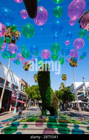 Dinosaure topiaire dans la 3ème rue Promenade, Santa Monica, Californie, États-Unis Banque D'Images