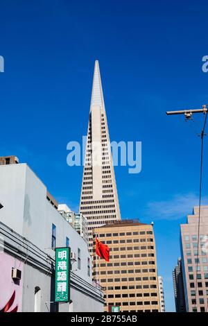 Le bâtiment de la Transamerica Pyramid vu de Chinatown, Grant Avenue, San Francisco, Californie, États-Unis Banque D'Images