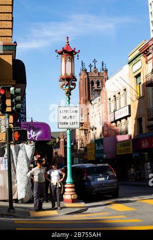 Lampe de rue chinoise et touristes, Chinatown, Grant Avenue, San Francisco, Californie, États-Unis Banque D'Images