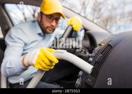 Aspirateur professionnel pour aspirateur d'intérieur de voiture à l'aide d'un aspirateur. Banque D'Images