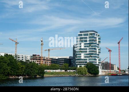 24.06.2019, Berlin, Allemagne, Europe - vue sur le luxe résidentiel haut niveau de vie sur les rives de la Spree à Berlin-Friedrichshain. [traduction automatique] Banque D'Images