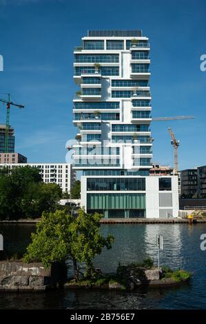 24.06.2019, Berlin, Allemagne, Europe - vue sur le luxe résidentiel haut niveau de vie sur les rives de la Spree à Berlin-Friedrichshain. [traduction automatique] Banque D'Images