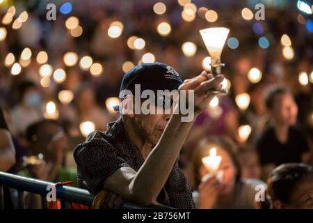 Les participants assistent à la veillée annuelle aux chandelles commémorant le 30ème anniversaire du massacre de la place Tiananmen de Beijing en 1989 au parc Victoria À Hong Kong, Chine, 4 juin 2019. Banque D'Images