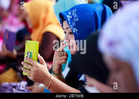 Les musulmans assistent au rituel qui marque la fin du Ramadan dans un stade de Yuen long de Hong Kong. Banque D'Images