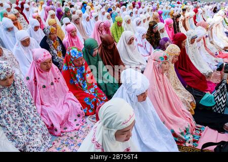 Les musulmans assistent au rituel qui marque la fin du Ramadan dans un stade de Yuen long de Hong Kong. Banque D'Images