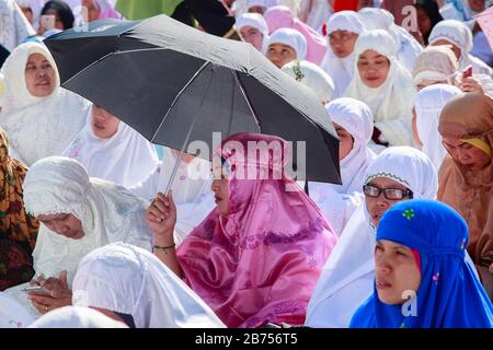 Les musulmans assistent au rituel qui marque la fin du Ramadan dans un stade de Yuen long de Hong Kong. Banque D'Images